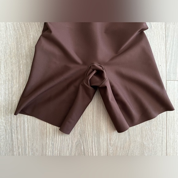 NWT Skims Body High Waisted Mid Thigh Shorts BO-SHO-9552W Cocoa - Medium - Picture 3 of 8